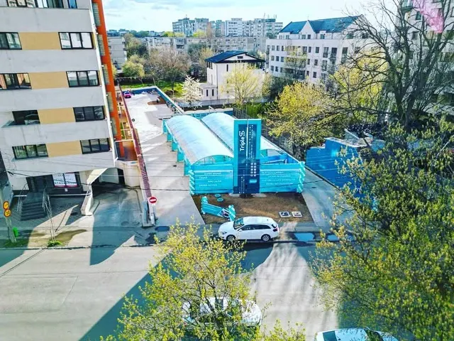 Copertine boltite translucide între blocuri, fotografiate cu drona