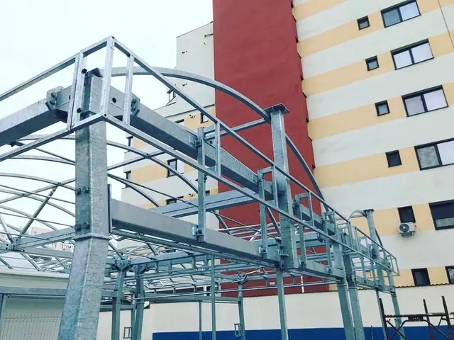Cadre metalice zincate montate lângă un bloc de locuințe